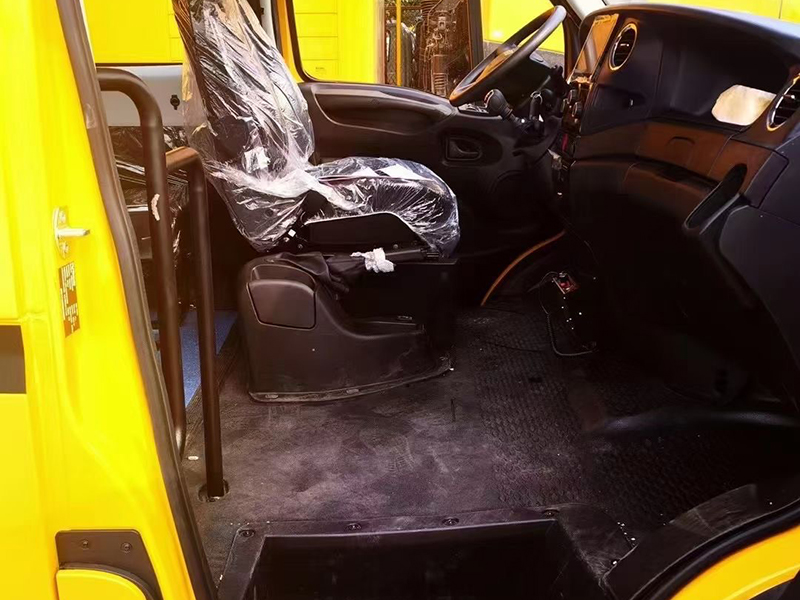 依維柯9-11座救險車