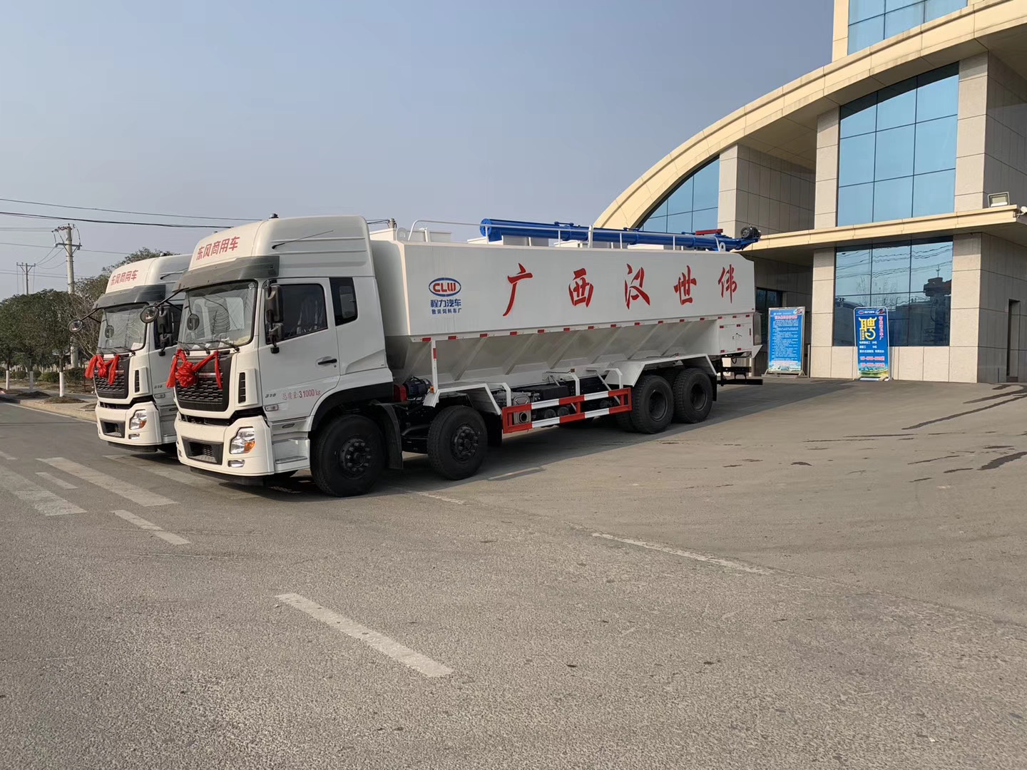 散裝飼料運輸車在飼料行業重要性